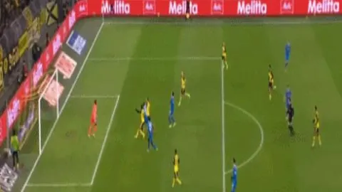 杰林威遭约基奇内线强攻，上篮得手精彩纷呈